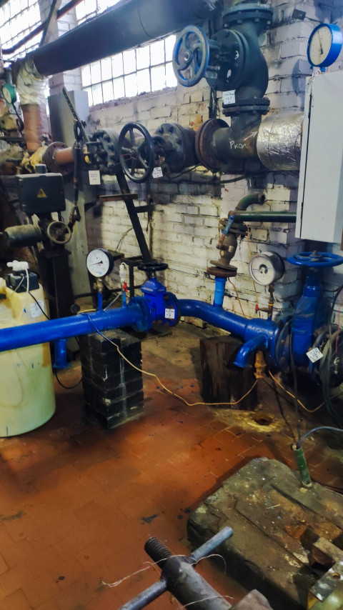 Распределительный узел системы отопления с манометрами и трубопроводом