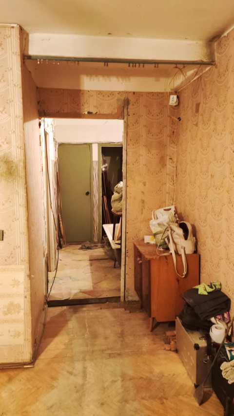 Коридор и комната старой квартиры в процессе реконструкции