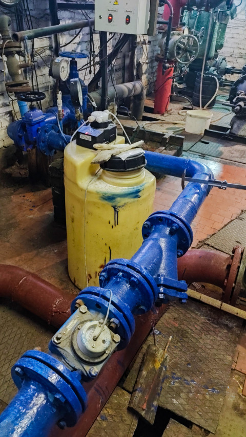 Узел трубопровода с измерением диаметра и емкостью реагента рядом