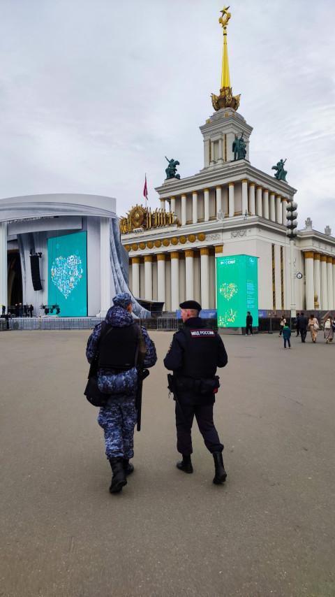 Полицейский патруль на фоне Центрального павильона ВДНХ
