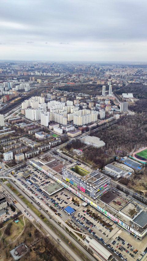 Вид на жилые кварталы Москвы и лесопарк с высоты Останкинской телебашни