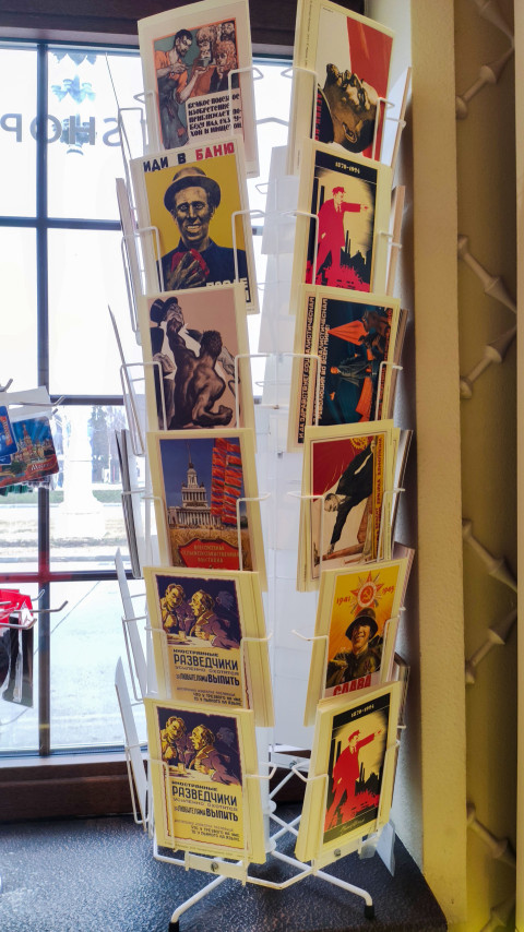 Сувенирная стойка с ретро-плакатами в стиле СССР
