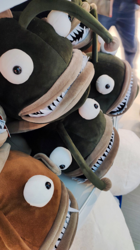 Сувенирные игрушки-удильщики в магазине при океанариуме