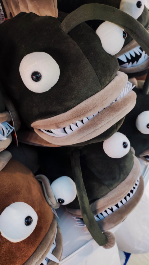 Плюшевая рыба-удильщик крупным планом на витрине