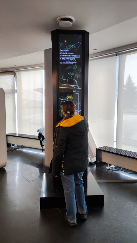 Информационный стенд о погоде на смотровой площадке Останкинской башни