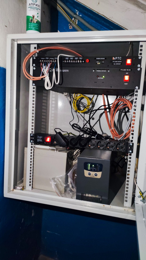 Сетевое оборудование и ИБП в телекоммуникационном шкафу