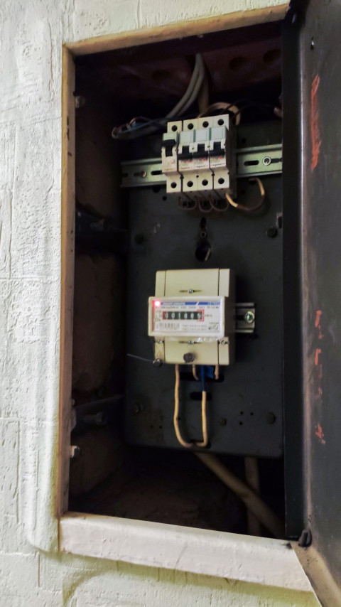 Электрощиток с установленным счётчиком и автоматами