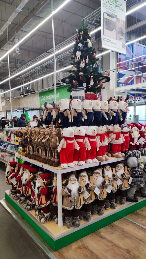 Новогодние мягкие игрушки и украшения на витрине магазина