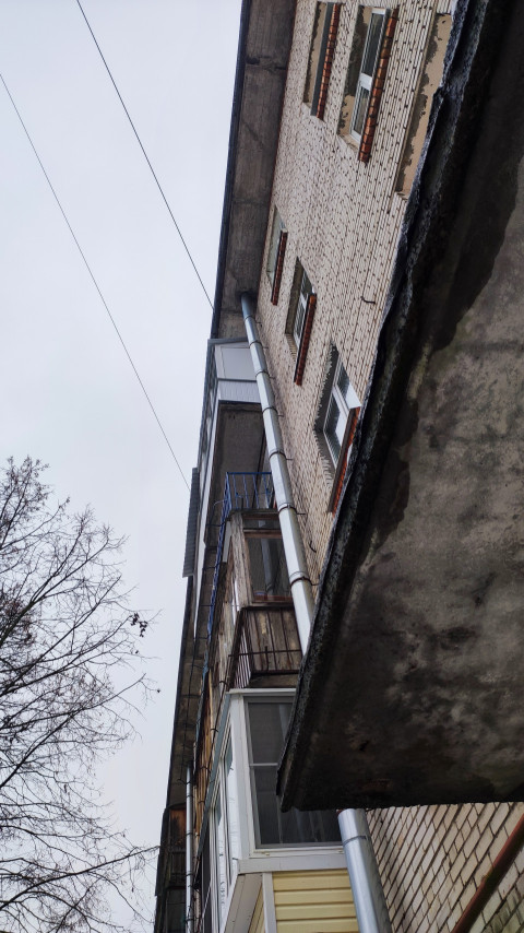 Балконы старого кирпичного дома, вид снизу вверх