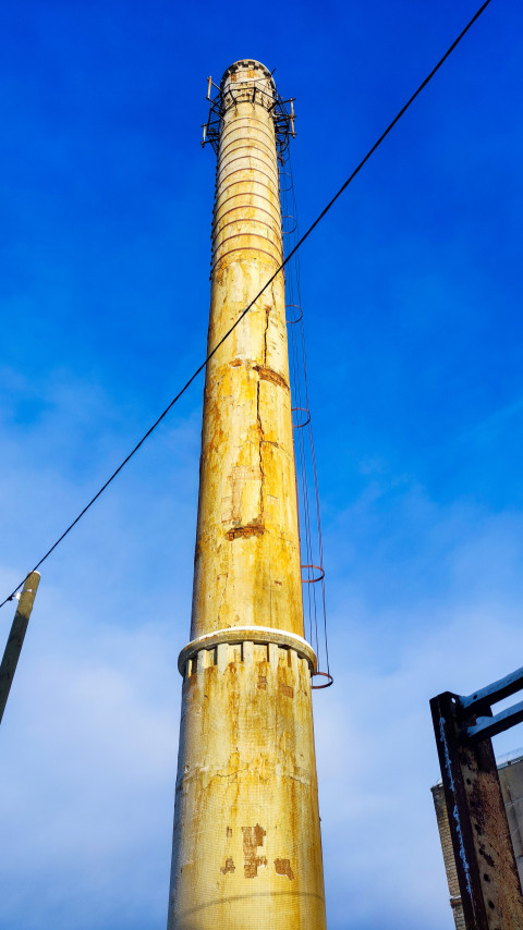 Промышленная труба на фоне яркого неба