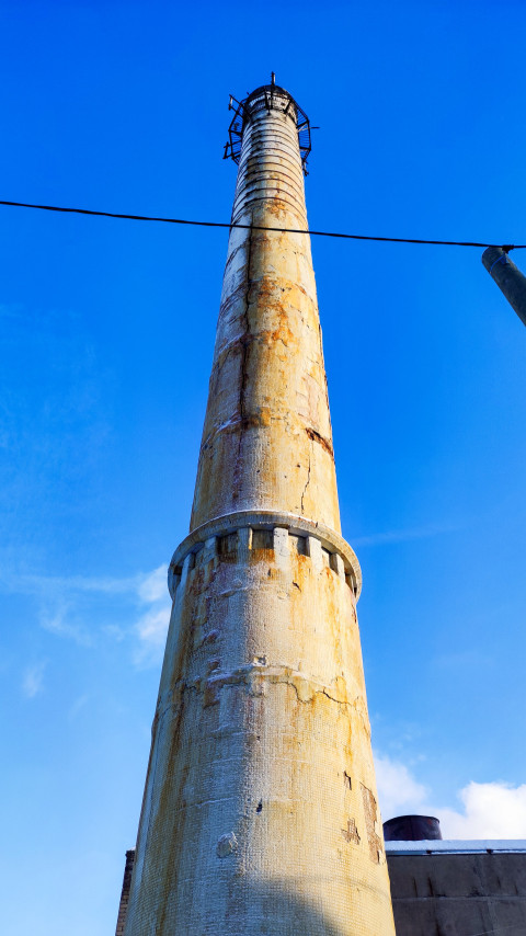 Вертикальный ракурс на высотную дымовую трубу