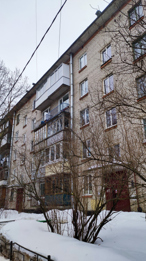 Кирпичный жилой дом советской серии с остекленными балконами