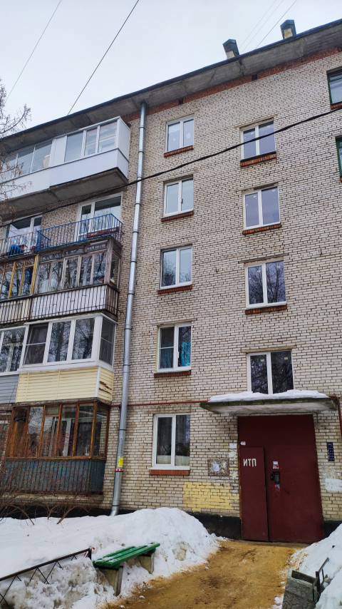 Подъезд пятиэтажного кирпичного дома в зимний период