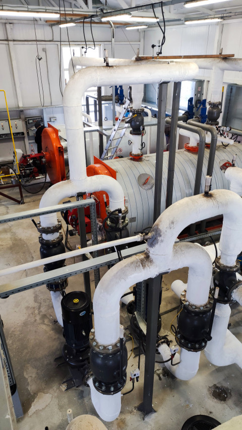 Техническое помещение с трубопроводами и насосами