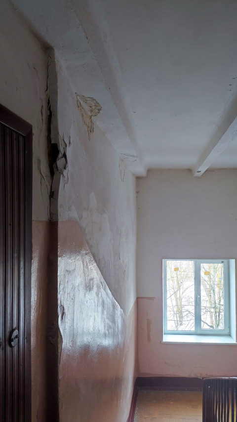 Трещины и отслоение штукатурки в подъезде