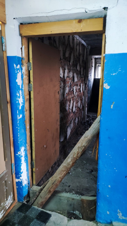 Входной проём подъезда, ведущий в заброшенные помещения