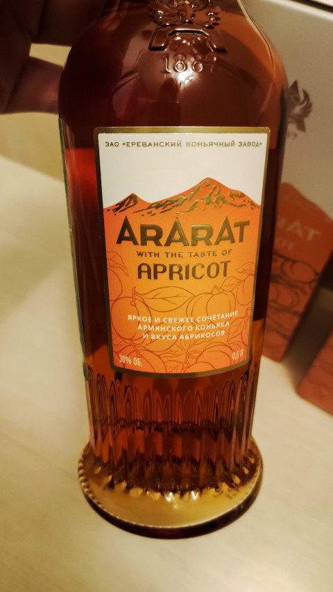 Этикетка армянского коньяка Ararat Apricot с логотипом Ереванского коньячного завода