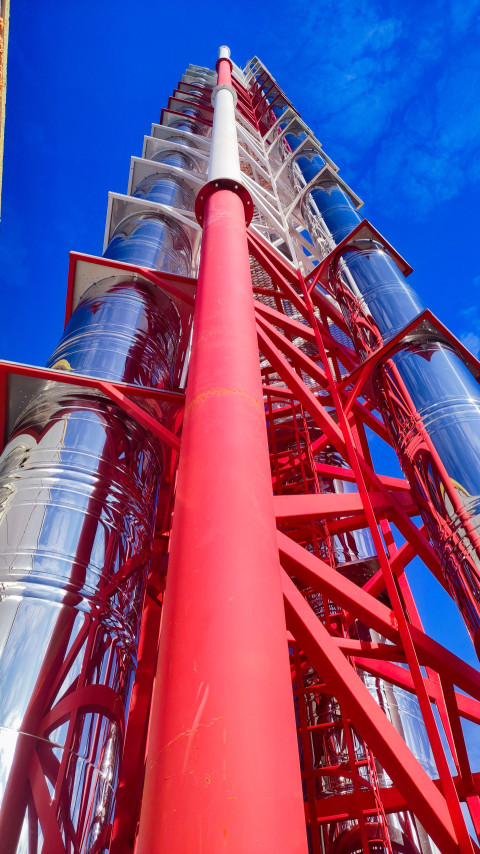 Красно-белая дымовая башня котельной снизу вверх