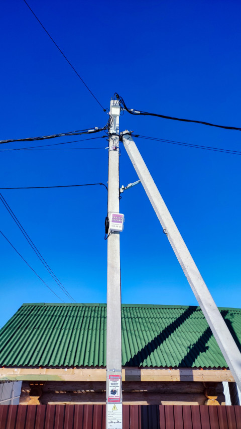 Электроопора с осветительным прибором и крепёжными элементами