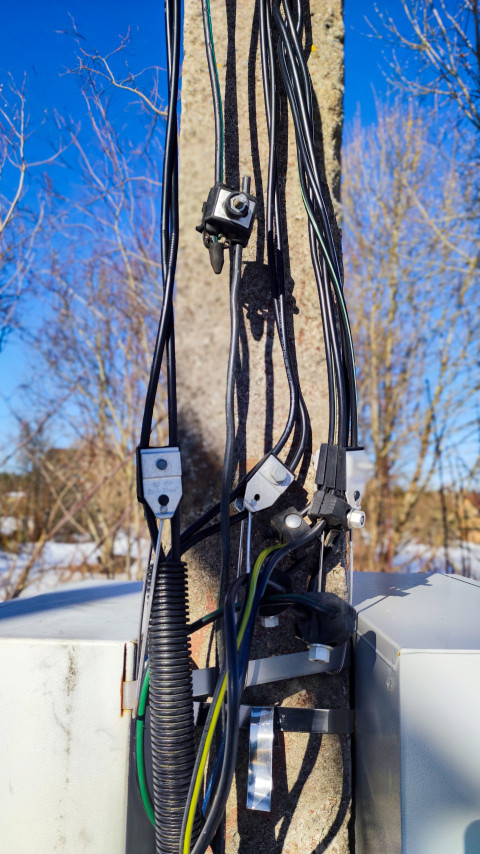 Ответвительный узел на опоре с креплениями и заземлением