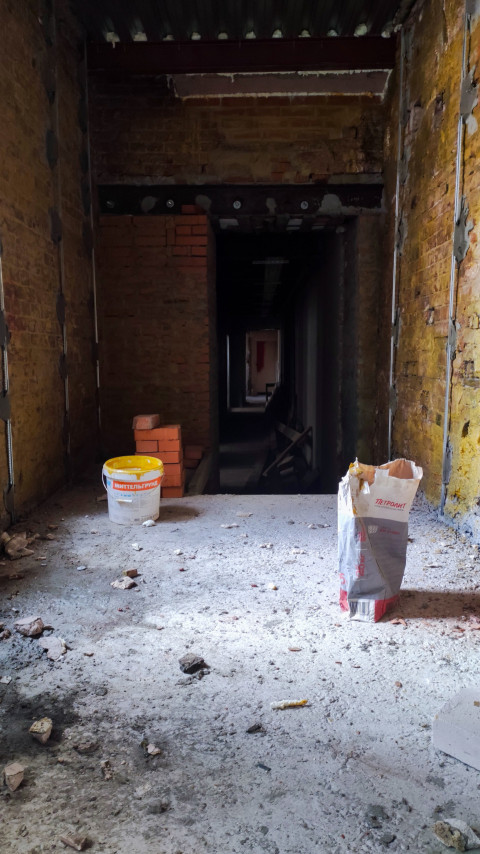 Коридор в процессе реконструкции старого здания