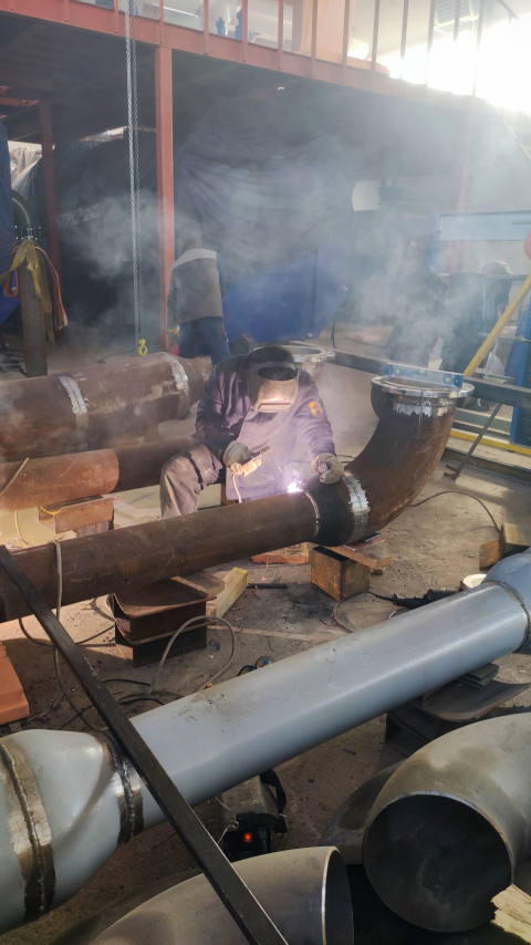 Электросварка труб в промышленном помещении