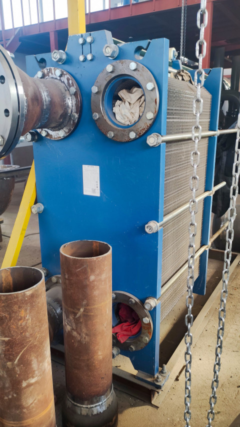 Пластинчатый теплообменник в процессе монтажа