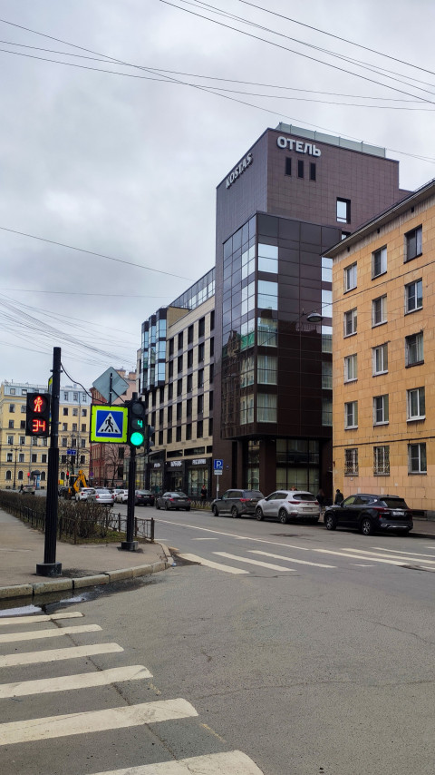 Перекрёсток у отеля KOSTAS с автомобильным движением