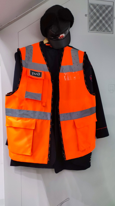 Форменная одежда и сигнальный жилет железнодорожного работника