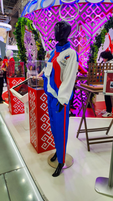 Спортивный костюм сборной России на манекене