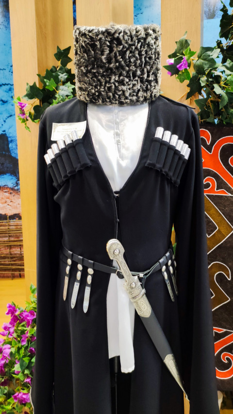 Мужской национальный костюм на манекене в этнографической экспозиции