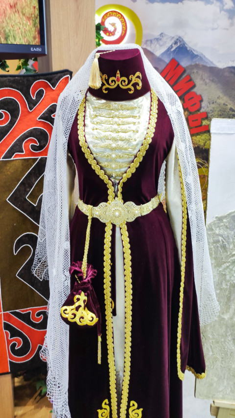 Женский национальный костюм на выставочном манекене