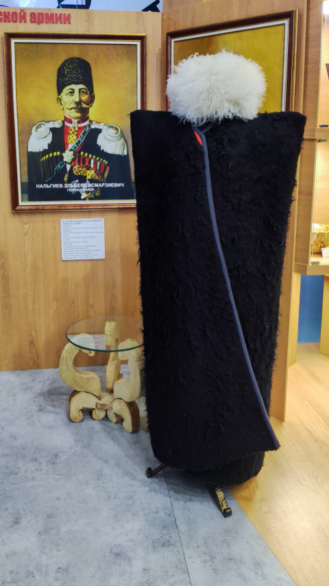 Манекен в бурке и папахе на этнографическом стенде