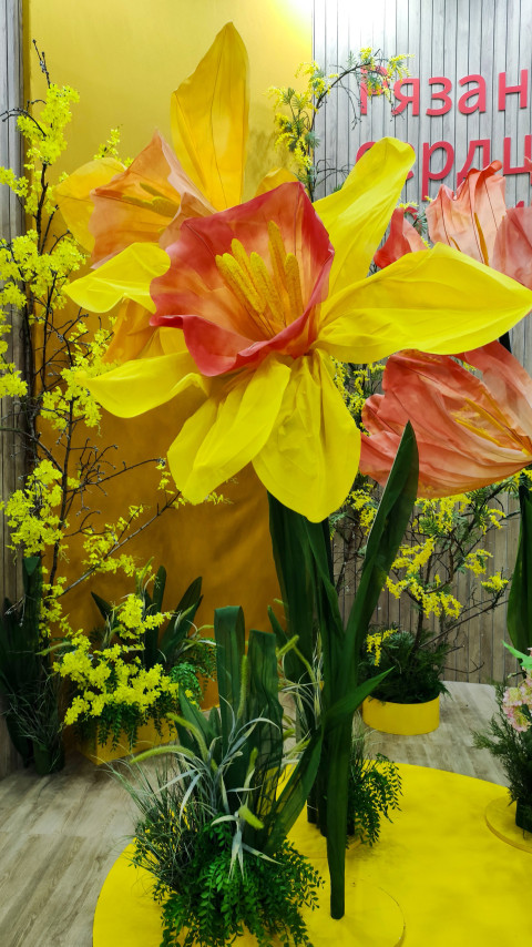 Крупная декоративная цветочная композиция на региональном стенде
