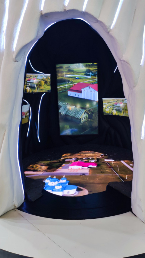 Интерактивная зона стенда Мордовии с мультимедийными экранами