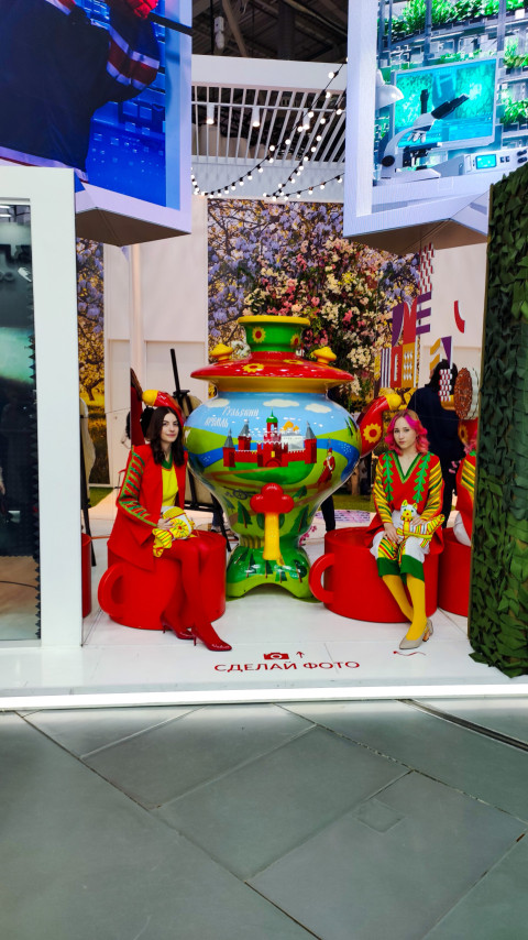 Фото-зона с декоративным самоваром и промо-персонажами