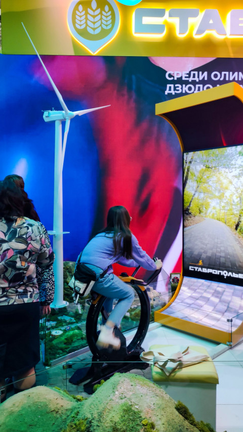 Посетитель на велотренажёре интерактивной зоны Ставропольского края