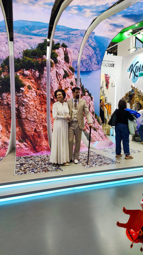 Актёрская пара в костюмах начала XX века на фоне крымского пейзажа