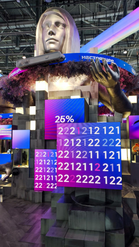 Мультимедийная зона с большими экранами и скульптурой головы на выставке ВДНХ