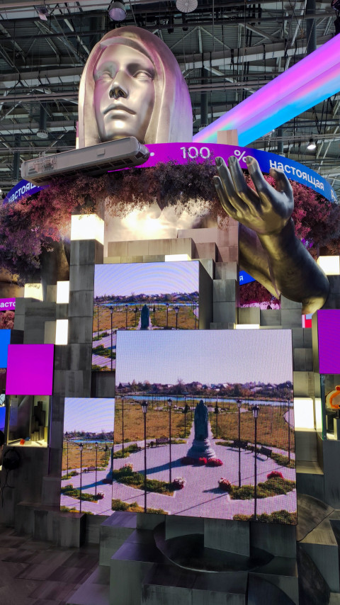 Скульптурная композиция и видеопанели, демонстрирующие виды городской территории