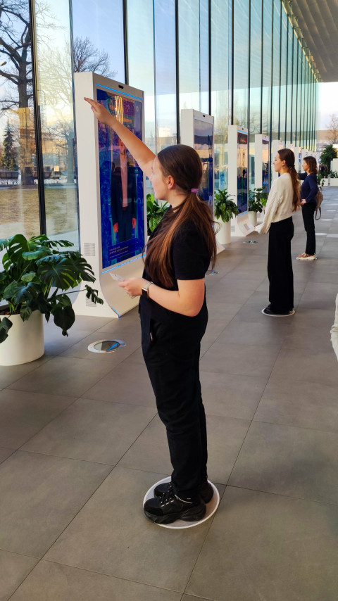 Посетители взаимодействуют с интерактивными панелями павильона «АТОМ»