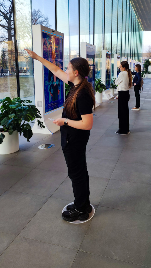 Жестовое взаимодействие с цифровым контентом в павильоне «АТОМ»