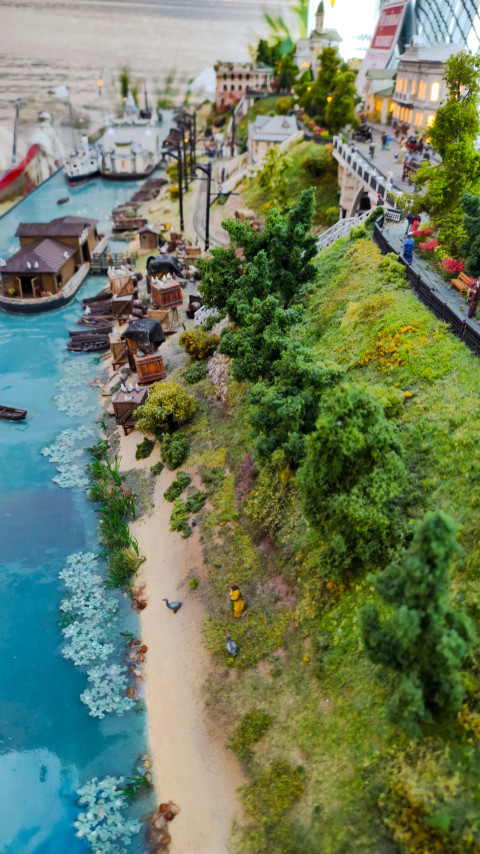 Макет речного берега с лодками и деревянными постройками на ВДНХ