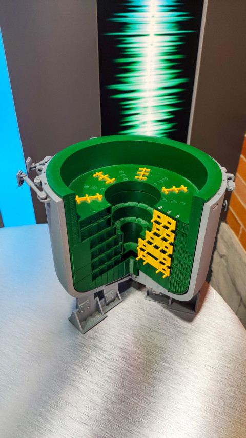 Разрезная модель промышленного резервуара с внутренней структурой