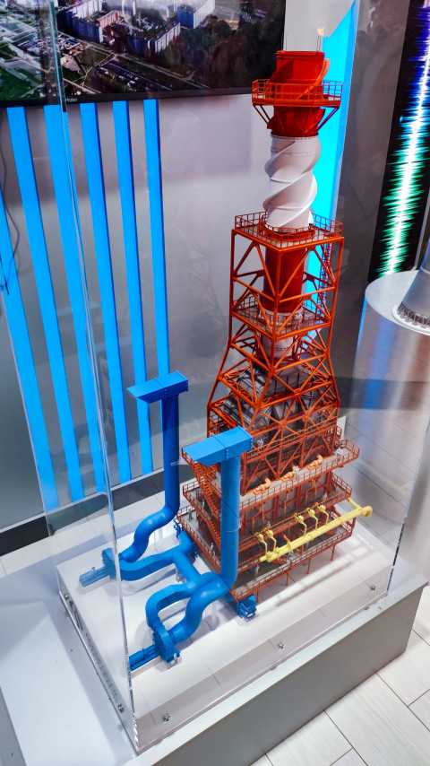 Макет промышленной установки с трубопроводами в защитном боксе