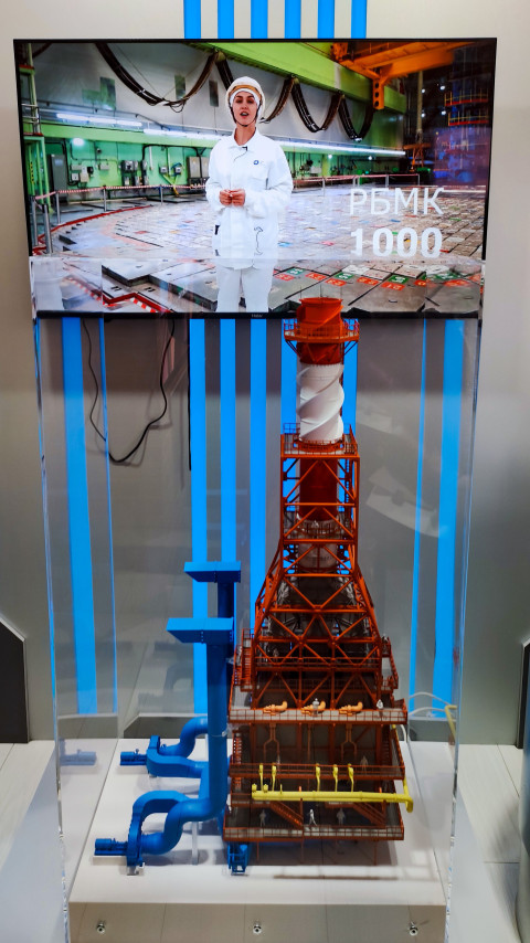 Стенд с макетом установки и экраном с обучающим видеоматериалом
