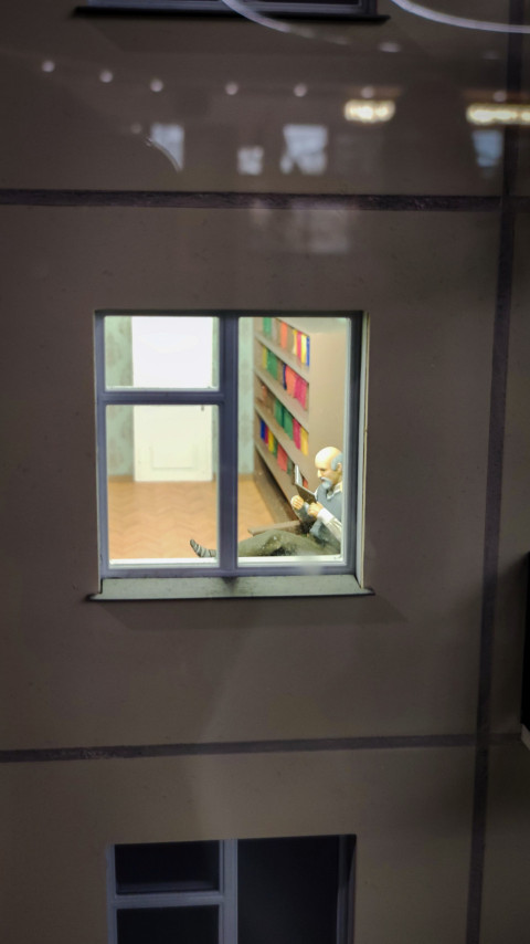 Диорама комнаты с библиотекой и читающим персонажем в павильоне «АТОМ»