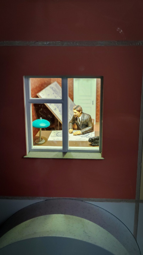 Диорама рабочего кабинета с чертежами в павильоне «АТОМ»