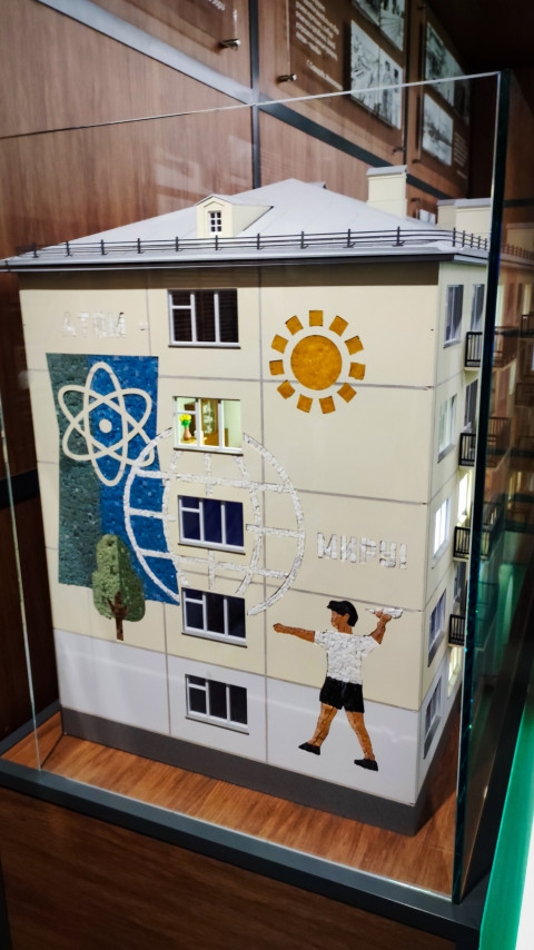 Архитектурный макет фасада с мозаикой в павильоне «АТОМ» на ВДНХ