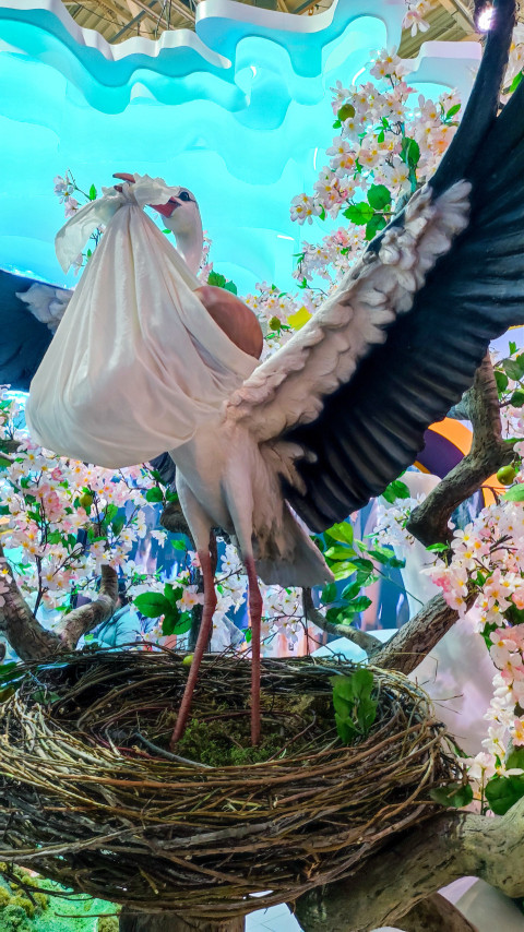 Декоративная фигура аиста с узлом в гнезде на выставке «Россия»